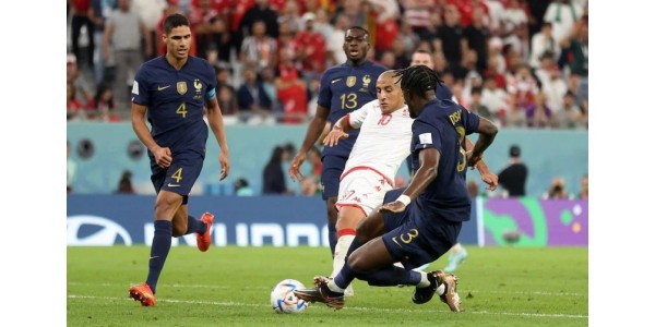 La Francia perde e avanza